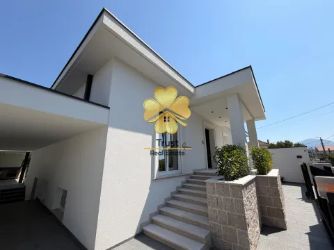 Eksterijer moderne kuće sa uređenim dvorištem i ulaznim stepeništem. - image 3