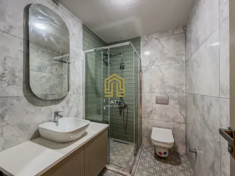 Moderno opremljeno kupatilo sa tuš kabinom, umivaonikom i ogledalom. - image 17