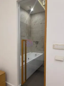Pogled na kupatilo sa kadom kroz staklena vrata. - image 9