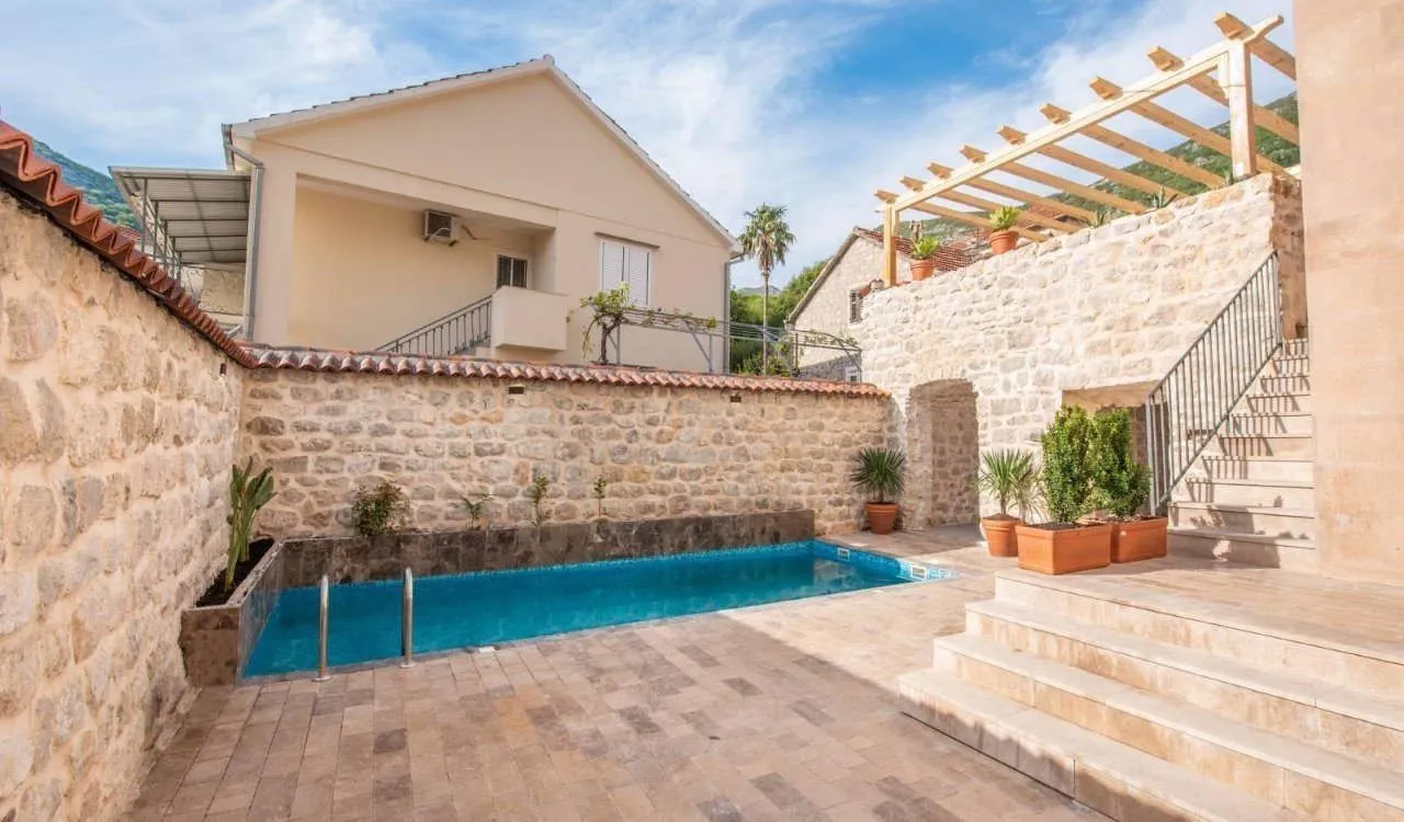 Sale, house, 320m², Risan, Kotor