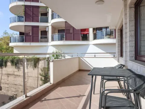 Rent, one bedroom apartment, 90m², Bečići, Budva - image 3