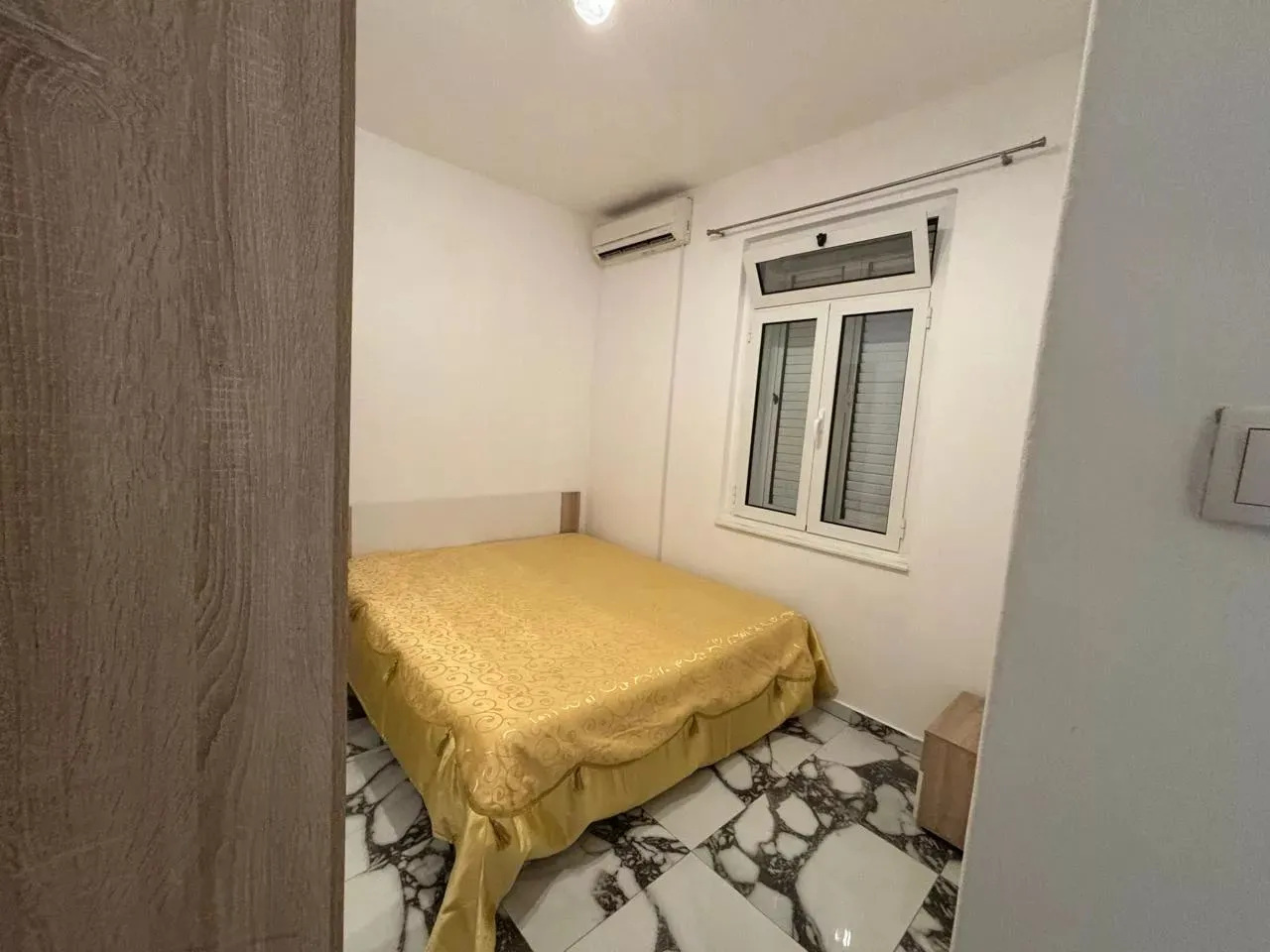Izdavanje, dvosoban stan, 65m², Tivat, Crna Gora