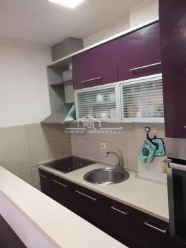 Manja kuhinja sa tamno ljubičastim elementima i ugrađenom pločom za kuvanje. - image 7