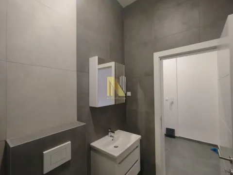 Moderno opremljeno kupatilo sa umivaonikom i sivim pločicama. - image 9