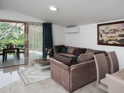 Izdavanje, dvosoban stan, 94m², Škaljari, Kotor - image 7