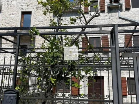 Prodaja, trosoban stan, 120m², Kotor, Crna Gora