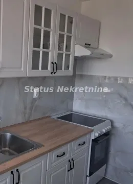 Manja kuhinja sa belim elementima, ugradnom rernom i sudoperom. - image 7