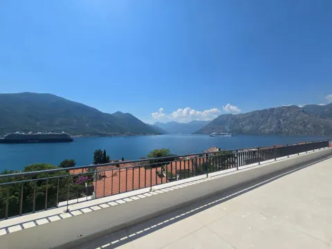 Prostrana terasa sa pogledom na zaliv i planine. - image 10