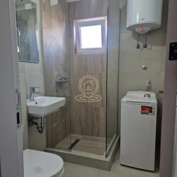 Kupatilo opremljeno tuš kabinom, umivaonikom i veš mašinom. - image 6