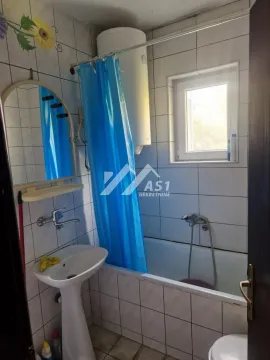 Manje kupatilo sa kadom, umivaonikom, bojlerom i prozorom. - image 3