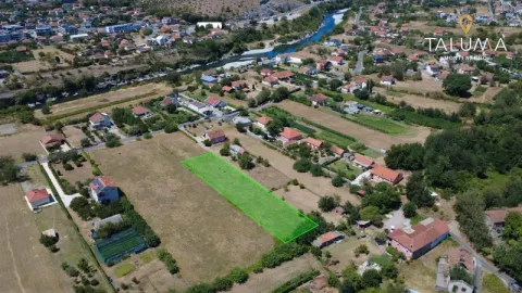 Pogled iz vazduha na građevinsku parcelu i okolno naselje. - image 2