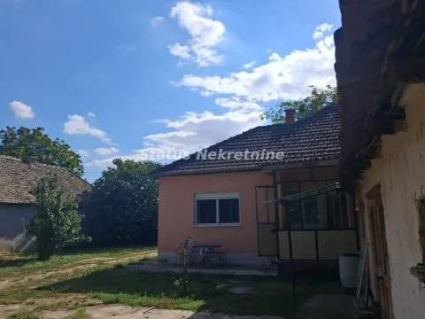 Pogled na dvorište i fasadu kuće sa pomoćnim objektom. - image 15