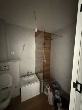 Novoopremljeno kupatilo sa tuš kabinom u završnoj fazi uređenja. - image 4