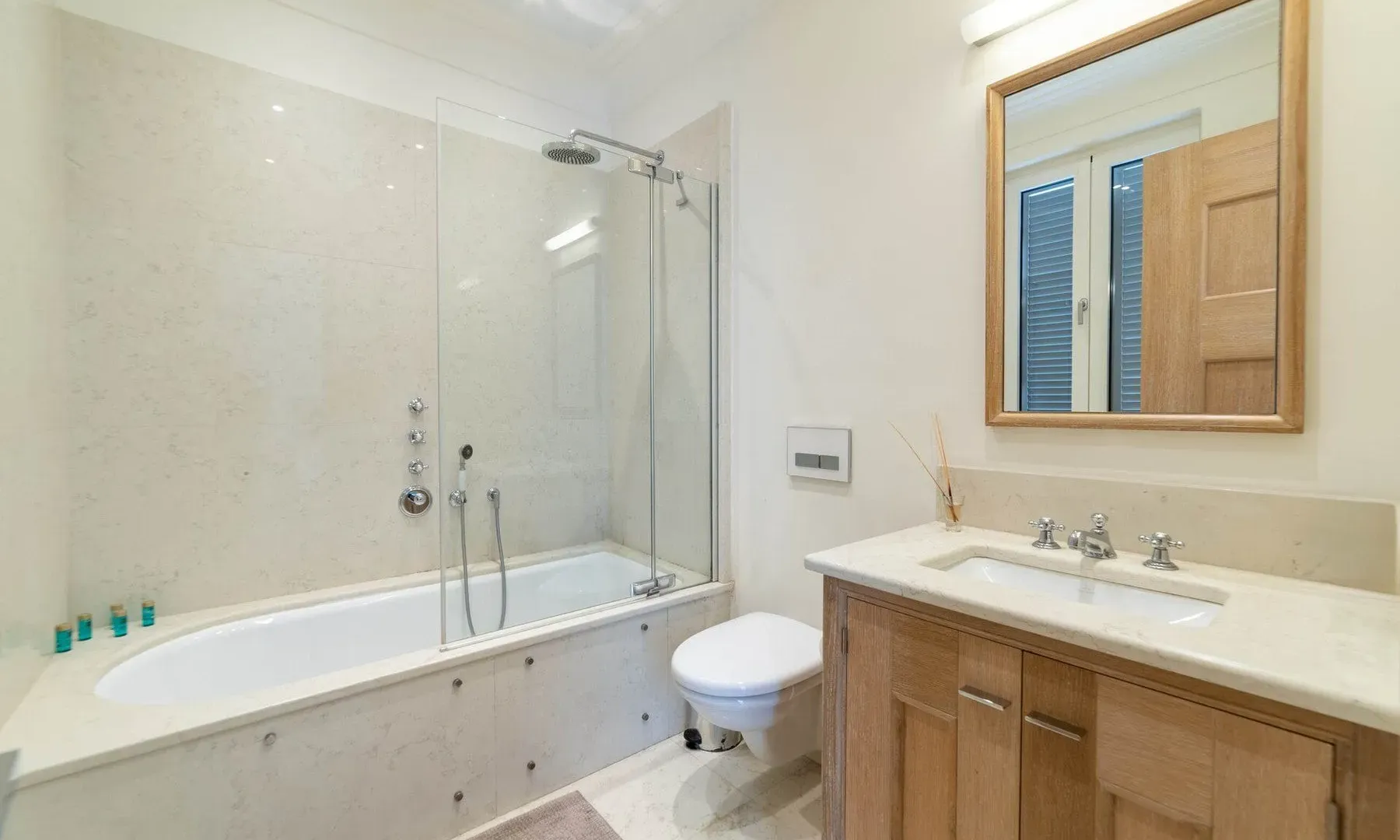 Izdavanje, dvosoban stan, 131m², Porto Montenegro, Tivat