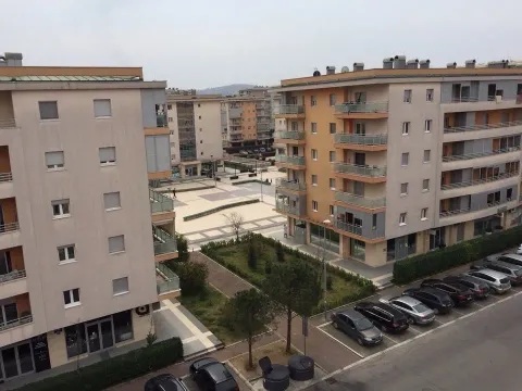 Pogled sa terase na okolne stambene zgrade i dvorište. - image 10