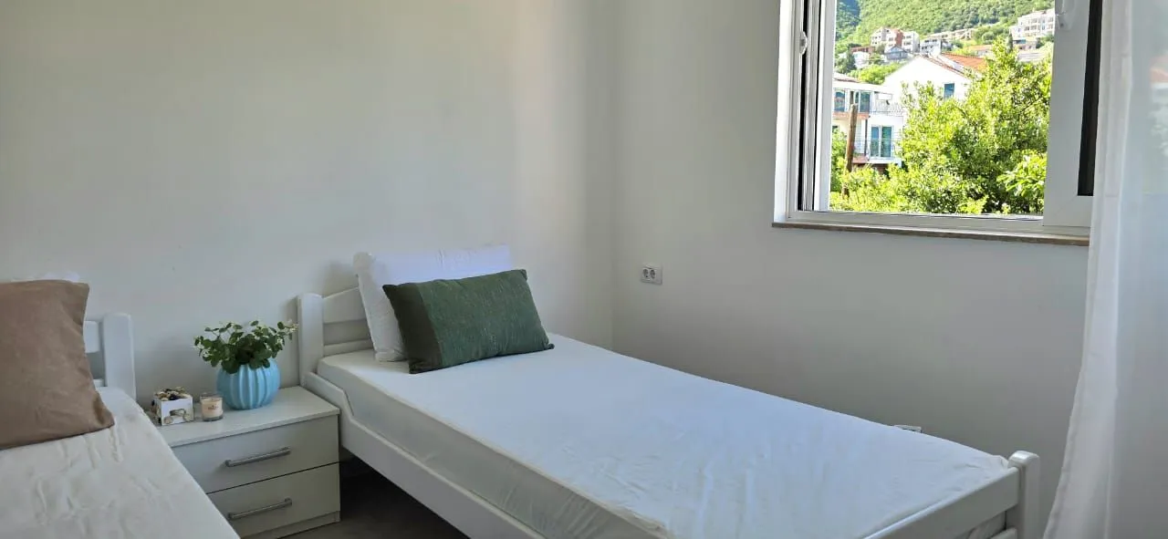Izdavanje, dvosoban stan, 80m², Đenovići, Herceg Novi