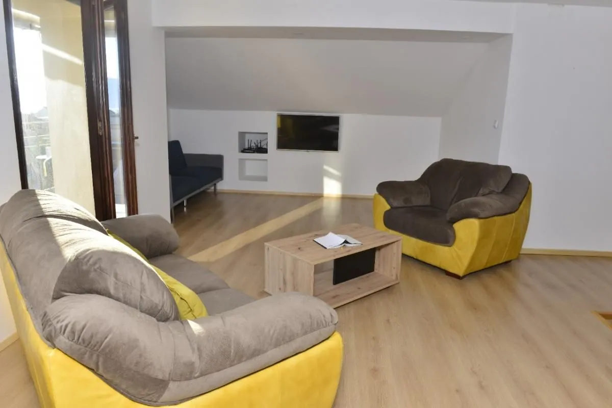 Izdavanje, četvorosoban stan, 218m², Kotor, Crna Gora
