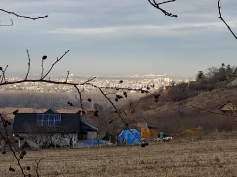 Pogled na grad sa uzvišenja sa kućom i drvećem u prvom planu. - image 12