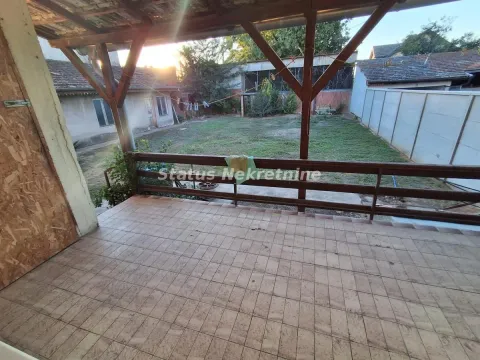 Natkrivena terasa sa drvenom konstrukcijom i pogledom na dvorište. - image 8