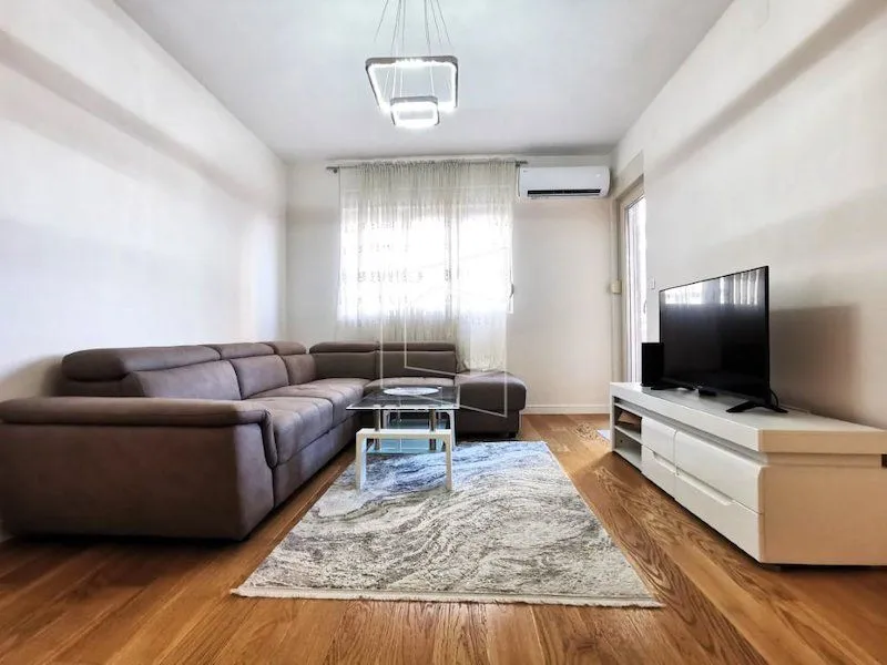 Izdavanje, jednosoban stan, 50m², Central Point, Podgorica