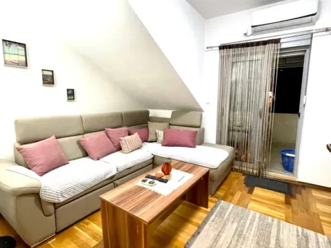 Izdavanje, dvosoban stan, 58m², Momišići, Podgorica - image 1