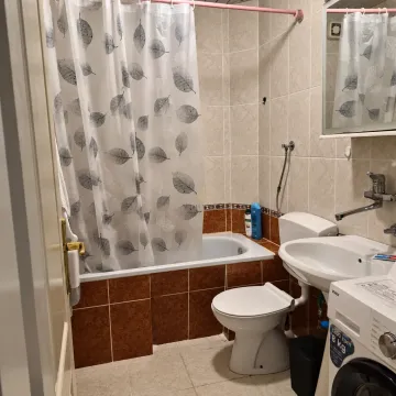Kupatilo opremljeno kadom, umivaonikom, WC šoljom i veš mašinom. - image 10