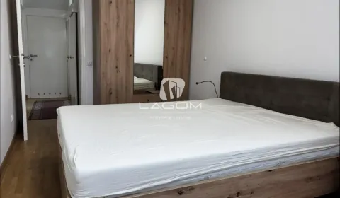 Spavaća soba sa bračnim krevetom i drvenim ormanom. - image 11