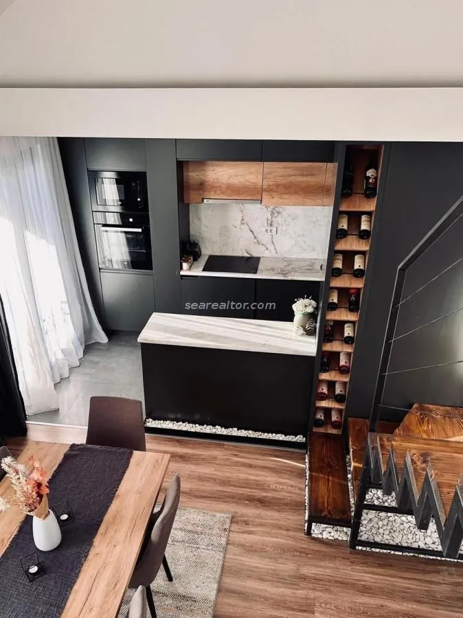 Izdavanje, trosoban stan, 130m², Centar, Tivat