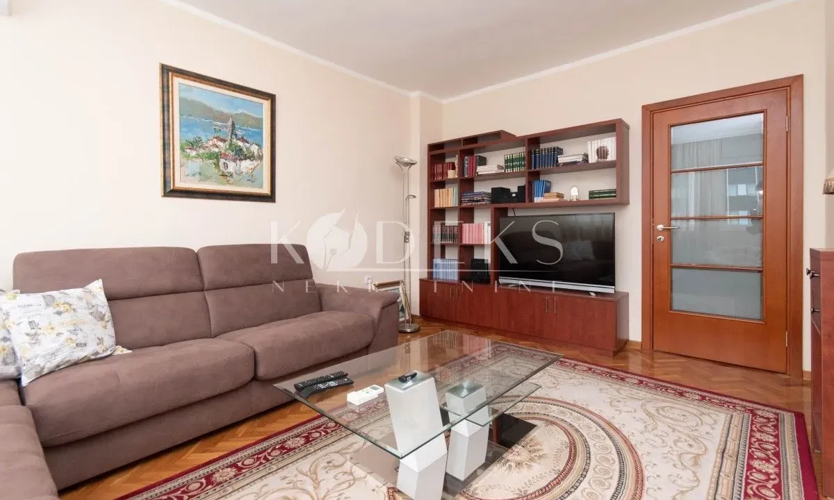Izdavanje, jednosoban stan, 65m², Centar, Podgorica