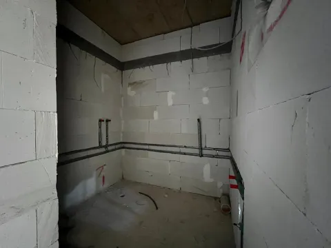 Pogled na prostoriju u fazi grubih radova sa postavljenim instalacijama. - image 8
