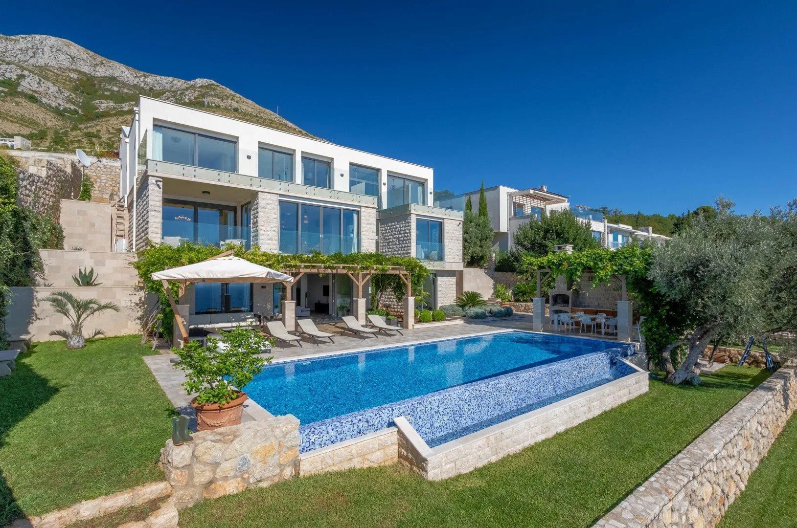 Sale, house, 550m², Reževići, Budva