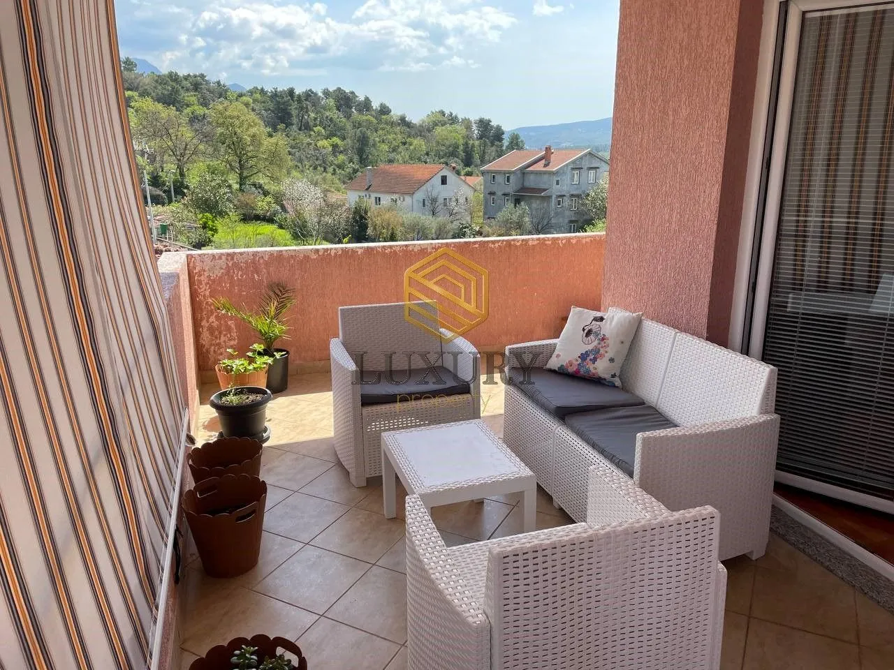 Izdavanje, jednosoban stan, 84m², Bonići, Tivat