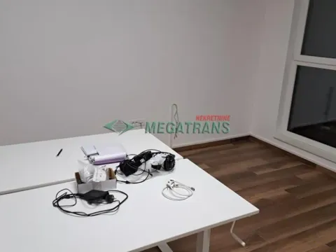 Izdavanje, četvorosoban stan, 100m², Centar, Novi Sad - image 3