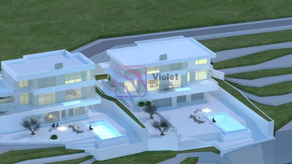 Pogled iz vazduha na moderne vile sa bazenima i uređenim dvorištem.