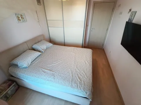 Spavaća soba sa bračnim krevetom, plakarom i televizorom na zidu. - image 5