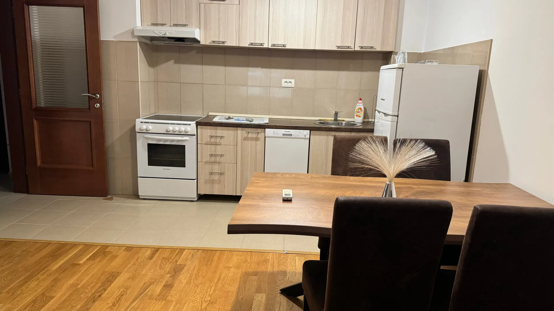 Izdavanje, dvosoban stan, 65m², Centar, Nikšić