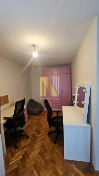 Nameštena dečija soba sa radnim stolovima i garderoberom. - image 6