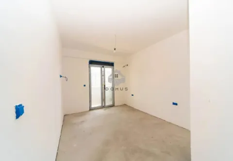 Prazna prostorija u novogradnji sa bijelim zidovima i izlazom na terasu. - image 4