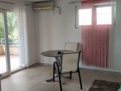Izdavanje, dvosoban stan, 54m², Krimovica, Kotor - image 6