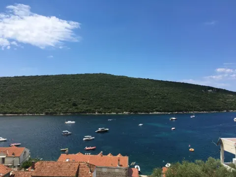 Pogled na more i okolna brda sa terase objekta. - image 2