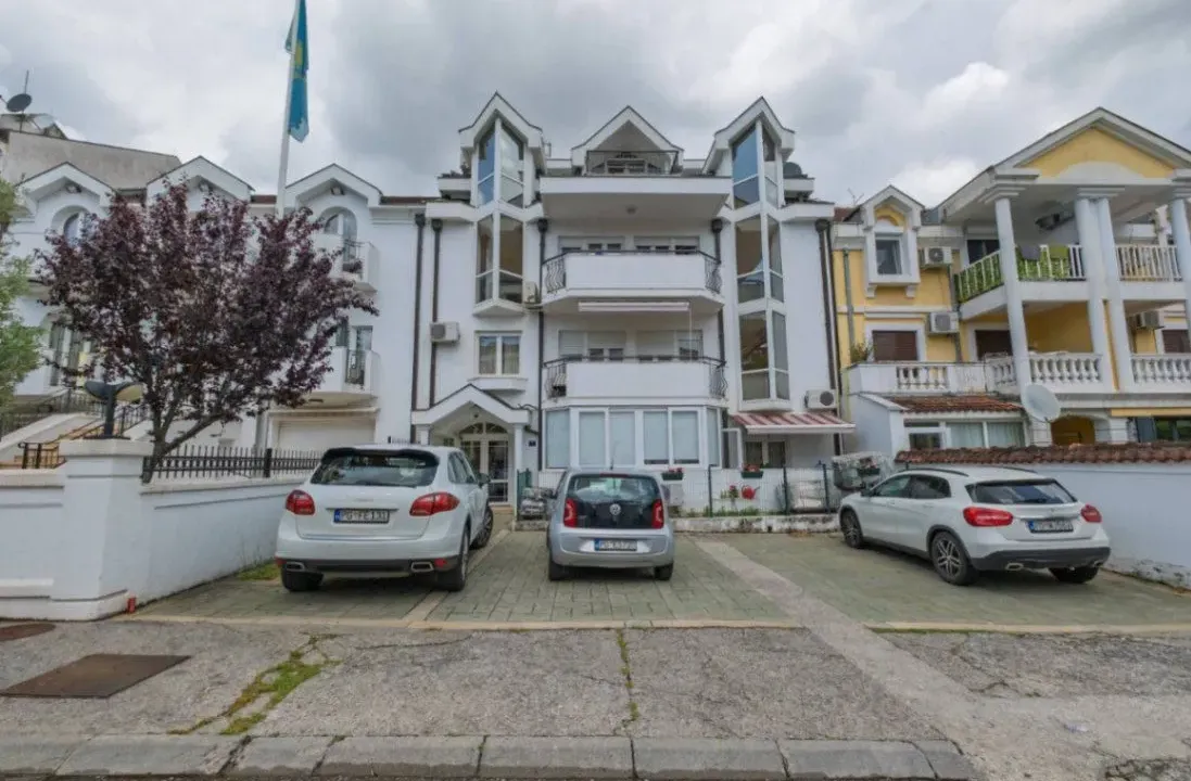 Izdavanje, stan, 200m², Gorica C, Podgorica