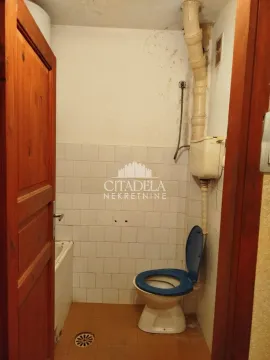 Starije opremljeno kupatilo sa kadom i toaletom. - image 11
