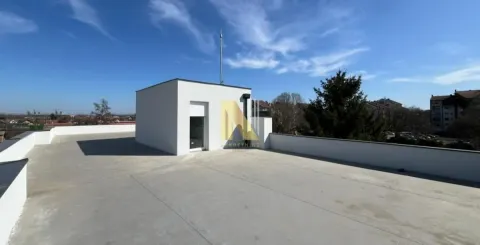 Velika krovna terasa sa modernom kućicom i pogledom na okolinu. - image 18