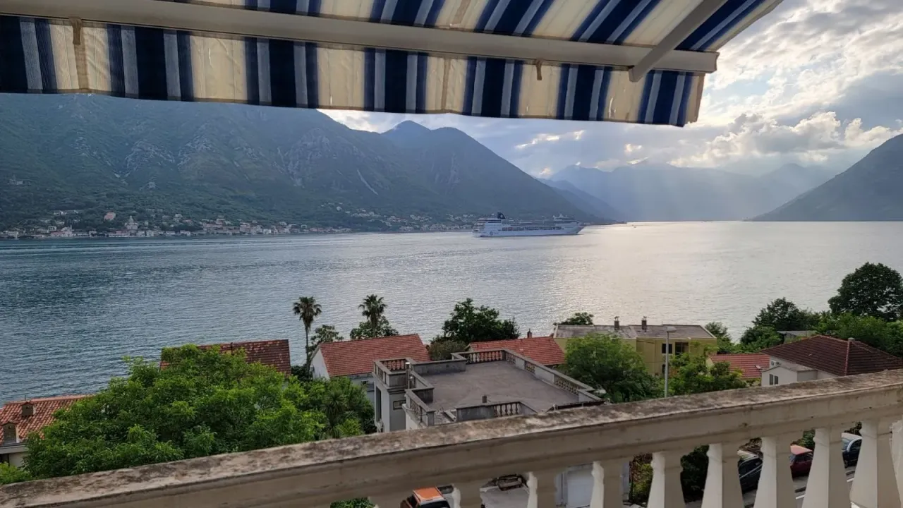 Sale, four bedroom apartment, 95m², Dobrota, Kotor