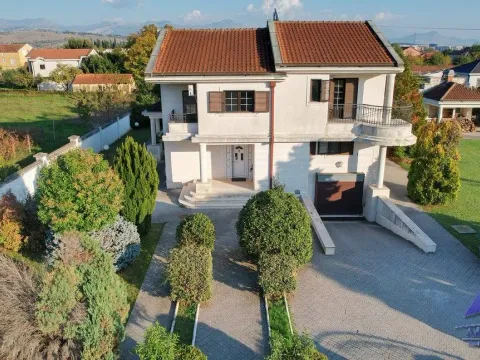 Prodaja, kuća, 308m², Tološi, Podgorica