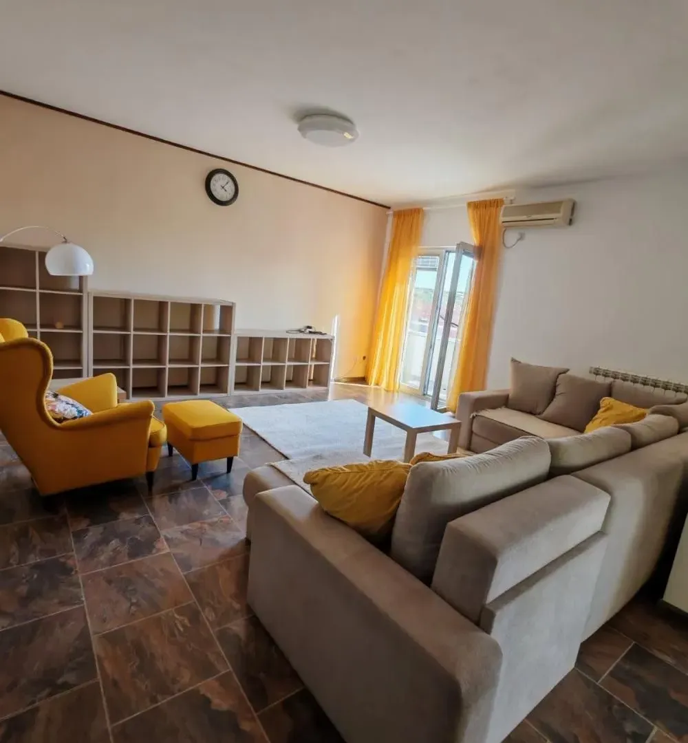 Izdavanje, četvorosoban stan, 120m², Petlovo Brdo, Beograd