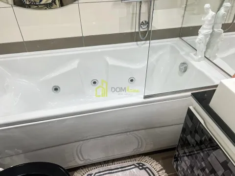 Moderna hidromasažna kada sa staklenom pregradom u kupatilu. - image 2