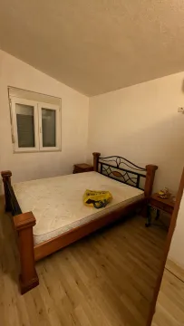 Spavaća soba sa bračnim krevetom i prozorom. - image 10