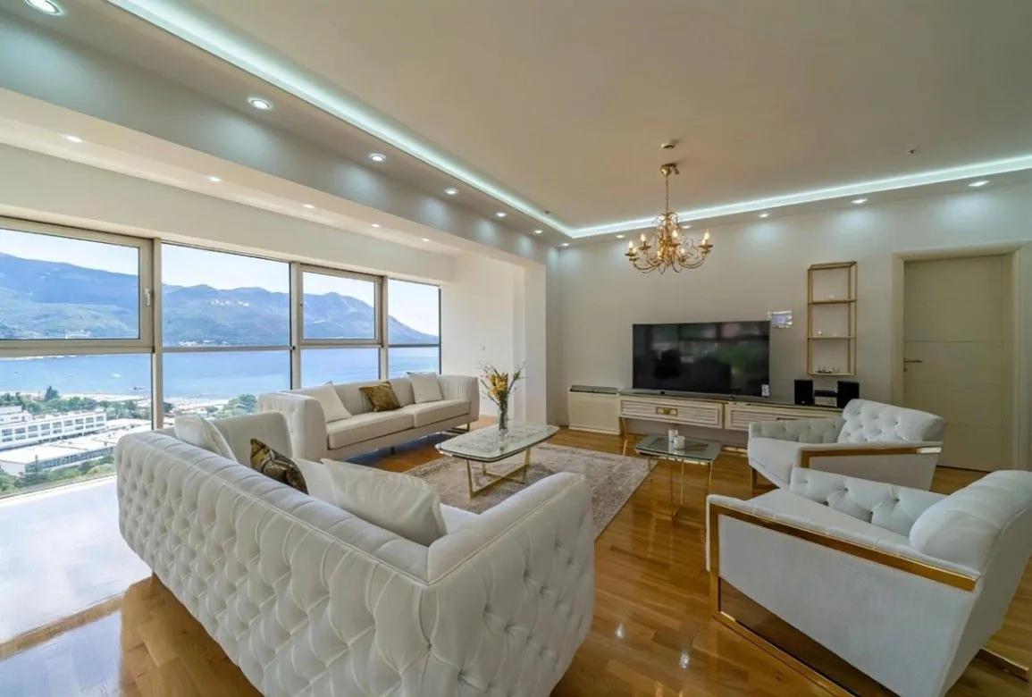Izdavanje, trosoban stan, 150m², Dukley Gardens, Budva