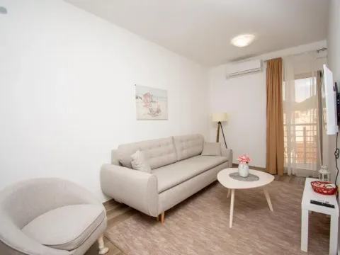 Rent, one bedroom apartment, 46m², Budva, Crna Gora - image 13